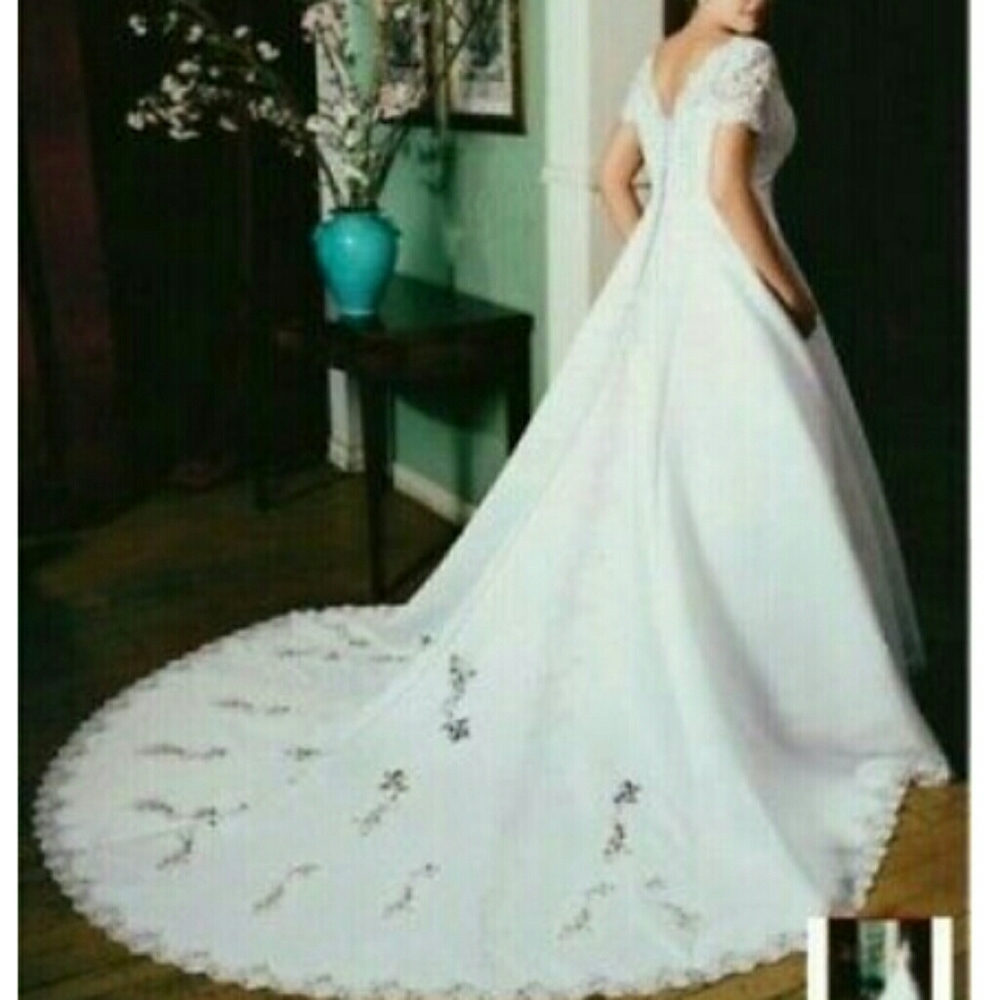 DAVID'S BRIDAL WHITE WEDDING GOWN